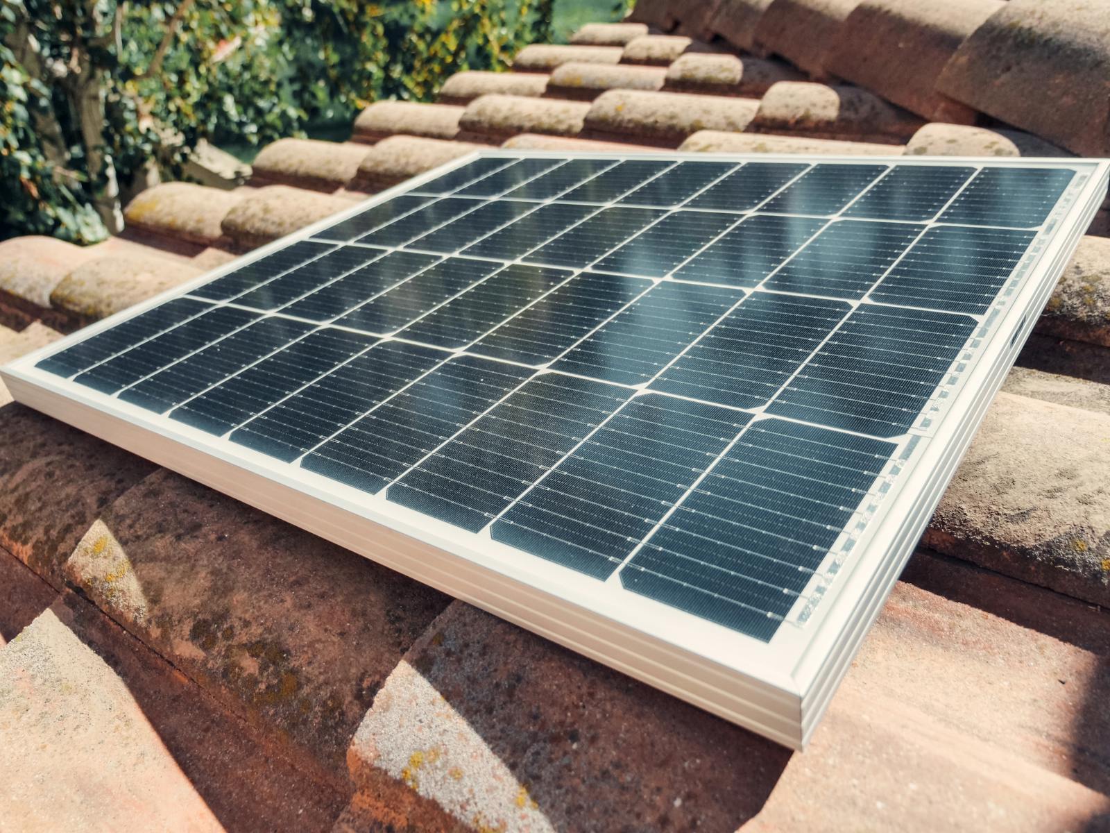 Nahaufnahme eines Photovoltaikmoduls für Speicher- und Systemfragen